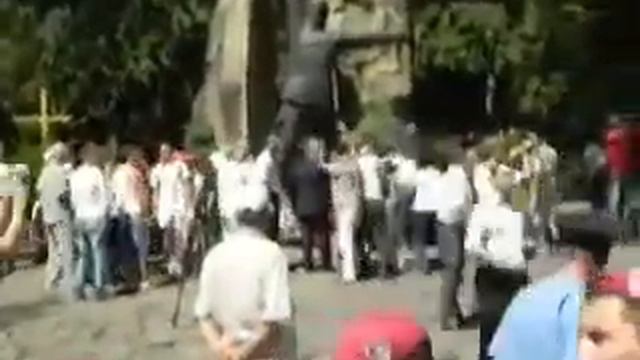 Активисты Свободы забросали Симоненко яйцами смотреть онлайн