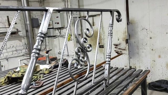 Собрали съемные перила на второй этаж из профильной трубы! Смотрится достойно. ? @volgogradkovka342 смотреть онлайн
