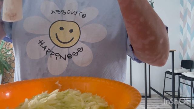 Рулет из кабачков с помидорами, творожным сыром, чеснок и зелень