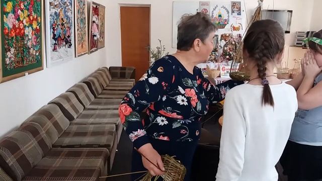 Виготовлення великоднього плетеного кошика з лози смотреть онлайн