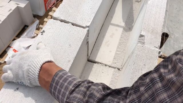 КЛАДКА ГАЗОБЕТОНА БЕЗ УТЕПЛИТЕЛЯ !!! Выбираем какой БЛОК класть! смотреть онлайн