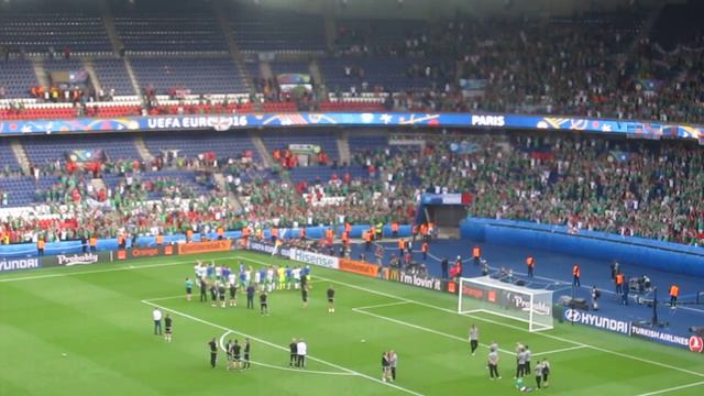 Сборная Северной Ирландии благодарит болельщиков после поражения от Уэльса смотреть онлайн