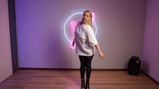 3 ПРОСТЫХ танцевальных движения для ДЕВУШКИ в КЛУБЕ смотреть онлайн