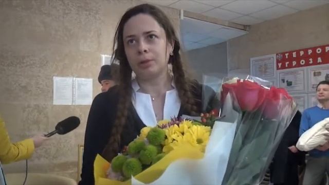 Сотрудники томской полиции, оперативно доставившие женщину в роддом, поздравили ее с выпиской домой смотреть онлайн