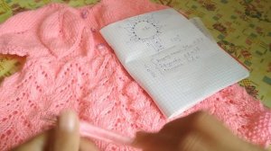 Платье спицами с круглой кокеткой с листьями на девочку от о-7лет. Часть1