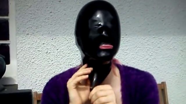 Putting on Latex Mask смотреть онлайн