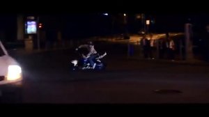 Красивая девушка на мото. Трюки.