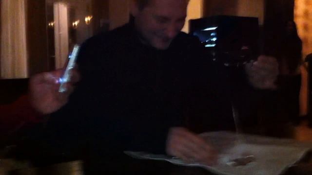 iPhone 4S vs. Motorola. Sticky test ) смотреть онлайн