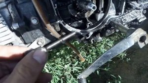 Как заменить звёздочку привода масляного насоса на мопеде Альфа не снимая крышки и сцепления.