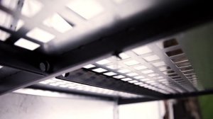 Монтаж настенных металлических полок