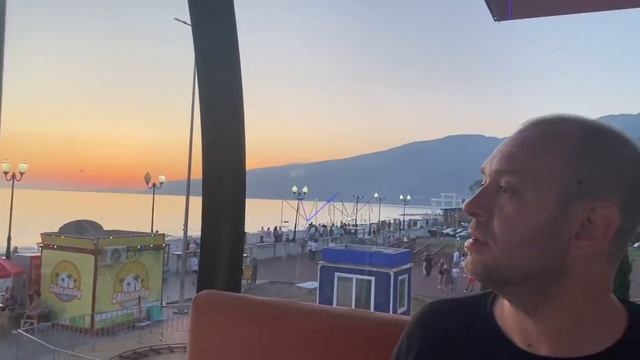 Проспали завтрак. Вечерняя прогулка по Новой Гагре. Обзорное колесо. смотреть онлайн