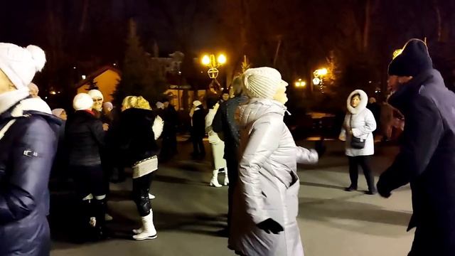ПОЛЕВЫЕ ЦВЕТЫ СОБЕРУ БУКЕТ!??/ТАНЦЫ В ПАРКЕ ГОРЬКОГО ХАРЬКОВ ДЕКАБРЬ 2021 смотреть онлайн