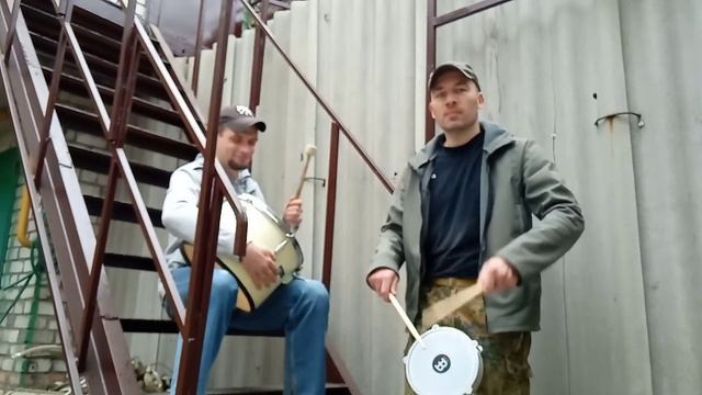 Мама выгнала поиграть на улице. Гоним - барабаним смотреть онлайн