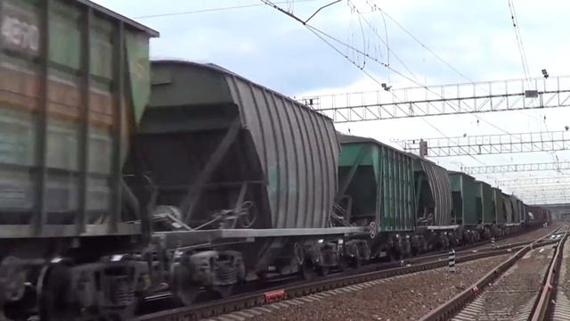ВЛ10У-987 с грузовым поездом, станция Люберцы 1 смотреть онлайн