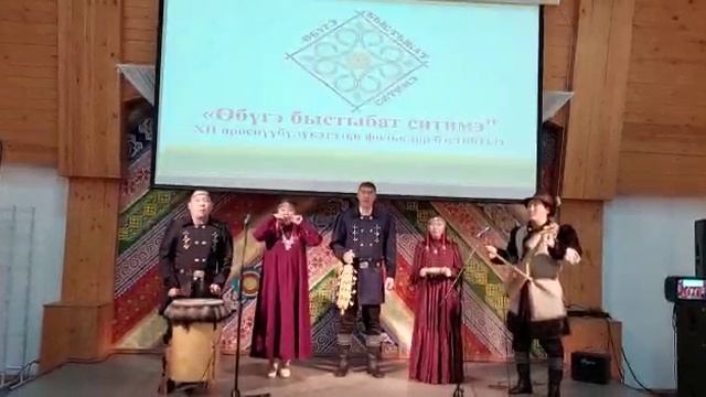 Народные песни исполняет этно – фольклорный ансамбль «Эдэр тэтим».