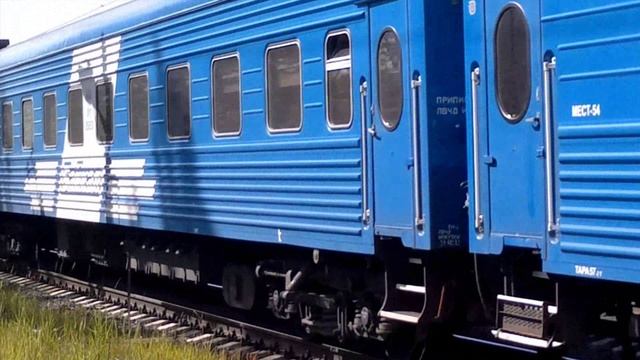 Пассажирский поезд в 2012 году жд переезд проспекта Солидарности