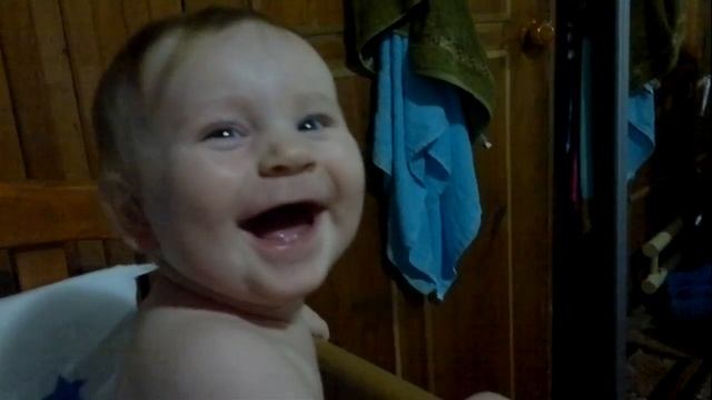 Ребёнок смеётся как взрослый смотреть онлайн