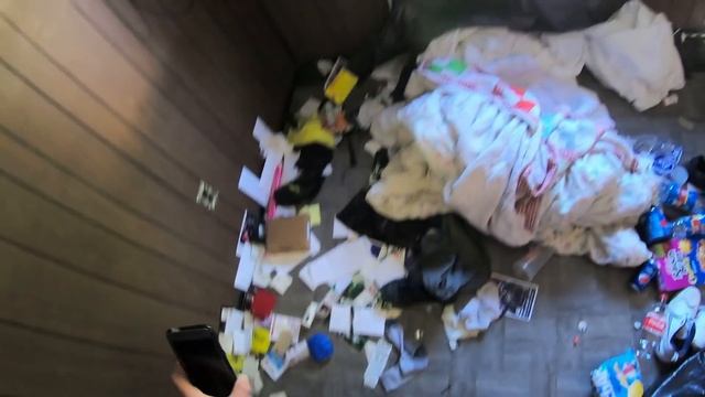 ломаю двери ...чтоб зайти в свой же дом купленый с аукциона недвижимости сша