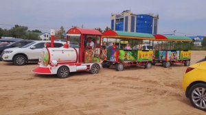 Благовещенская(Анапа) Паровозик до пляжа. Едет по станице, застрял в песке,посадка пассажиров, повез