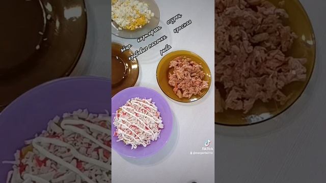 Салат из красной рыбы и крабовых палочек смотреть онлайн