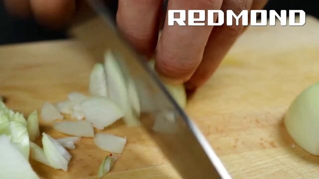 Gulasch nach Texas Art in Multikocher REDMOND RMC-M4502E смотреть онлайн