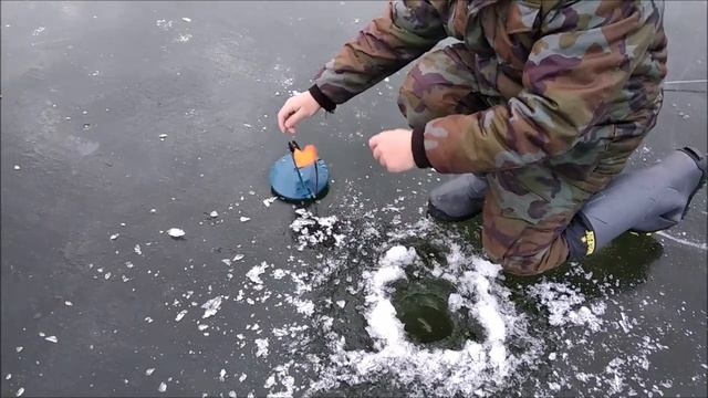 Ловля форели со льда.Раздача идёт полным ходом! Блёсна и паста, основные приманки. Клёвое место смотреть онлайн