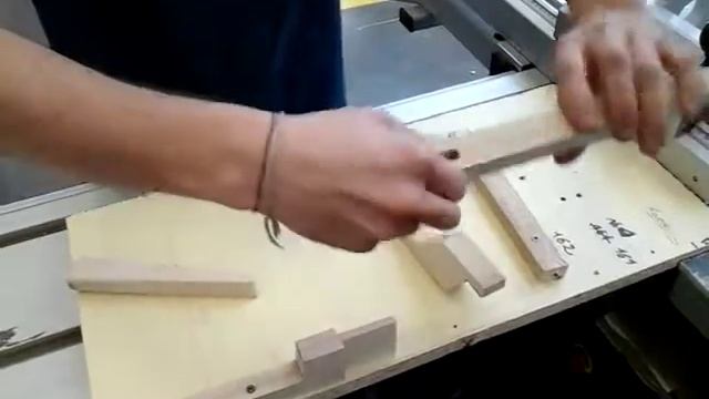 Serrage sur un montage avec un coin à la scie à format смотреть онлайн