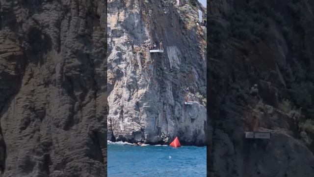 прыжок со скалы Дива! 25 метров. Симеиз. Оцените по 10- бальной шкале)) #крым2023 #симеиз #дива смотреть онлайн