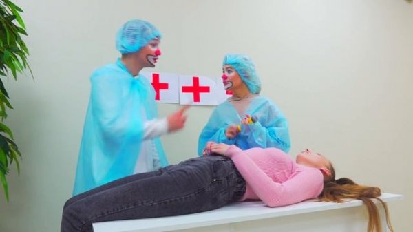 КЛОУНЫ ДЕЛАЮТ СИЛЬНО БОЛЮЧИЕ УКОЛЫ!!