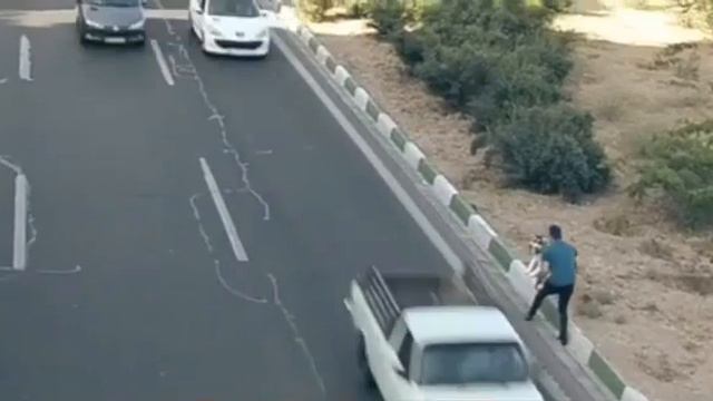 Это можно смотреть снова и снова... Невероятно живучий парень! смотреть онлайн