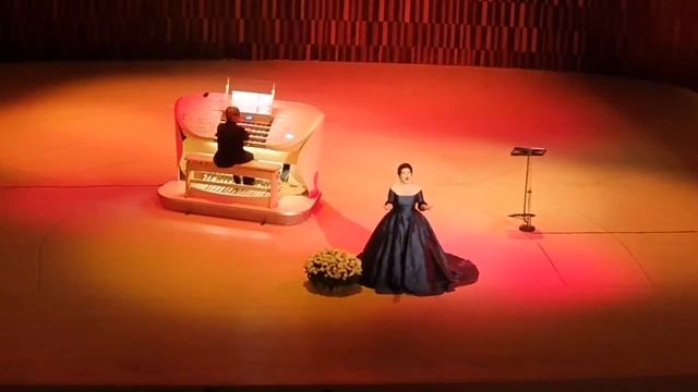 Хибла Герзмава "Аве Мария" (В.Вавилов), аккомпанирует на органе Ф.Строганов. Зарядье, 01.10.2020 смотреть онлайн