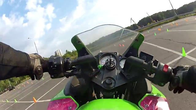 Girl on Kawasaki ninja 250 / Девушка на Kawasaki ninja 250 Gymkhana - Джимхана смотреть онлайн