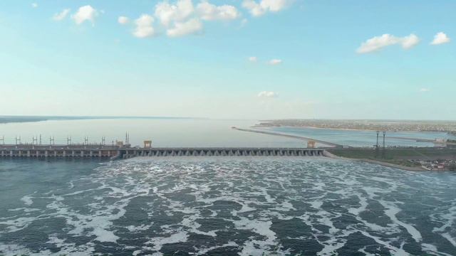 Сброс воды на Волжской ГЭС смотреть онлайн