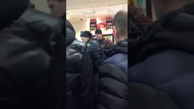 Помощник прокурора устроил драку в магазине, буянит смотреть онлайн