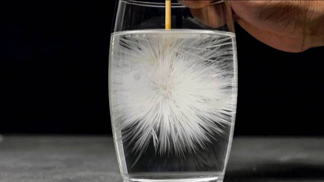 5 удивительных фокусов и экспериментов / Научные опыты / Фокусы с водой / Простые опыты смотреть онлайн