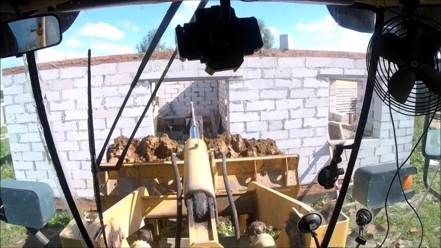 ЧУТЬ НЕ ЗАСАДИЛ ПОГРУЗЧИК//ЗАКИДЫВАЮ ЗЕМЛЮ В КОРОБКУ ДОМА смотреть онлайн