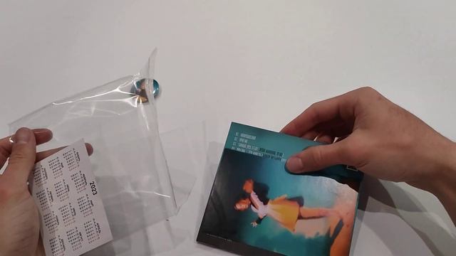 Распаковка компакт-диска «Гости без будущего» с автографом и другой атрибутики.