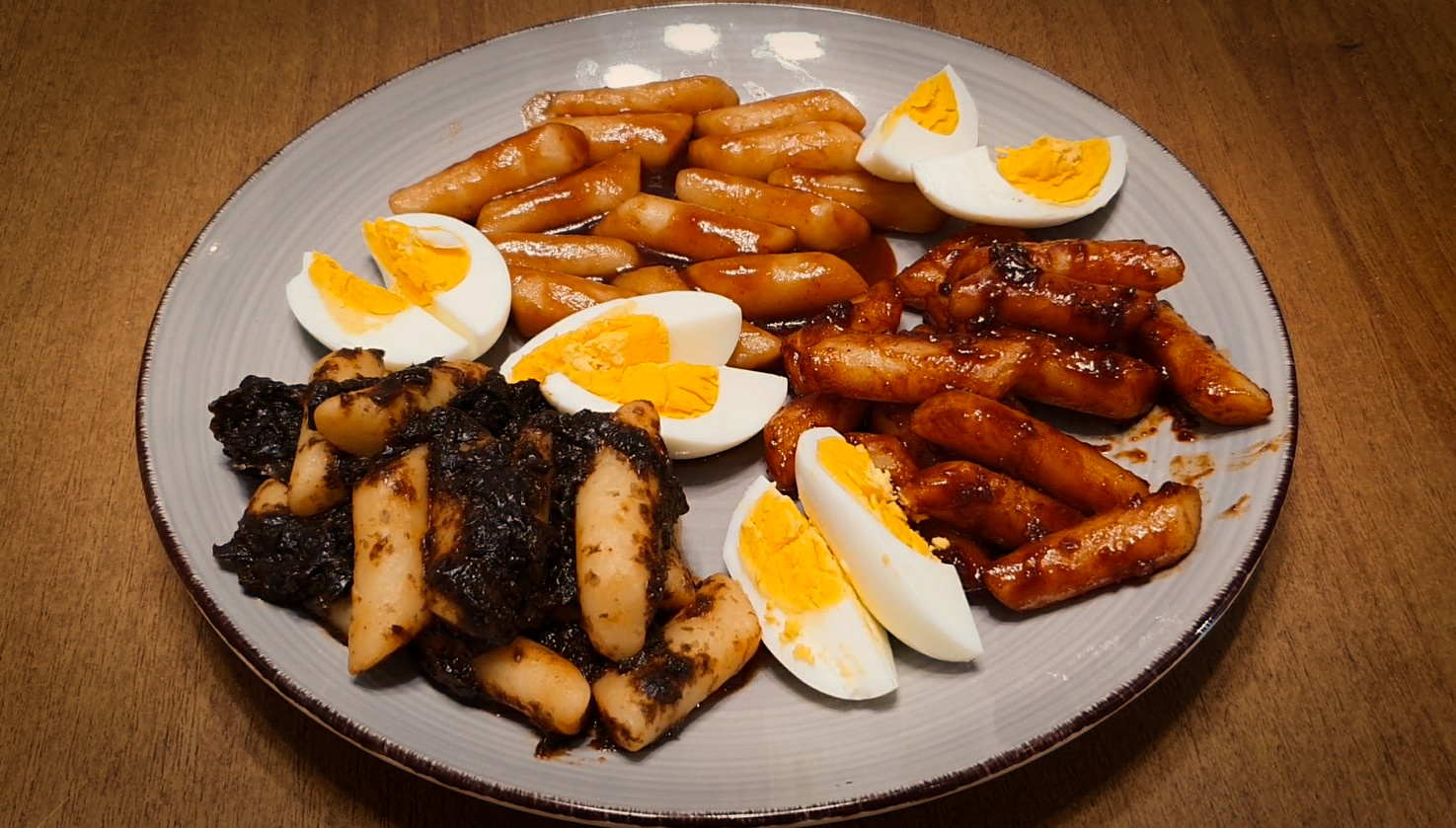 Токпокки. Три разных вида: острые, томатные и с нори. Острая уличная еда. Tokpokki