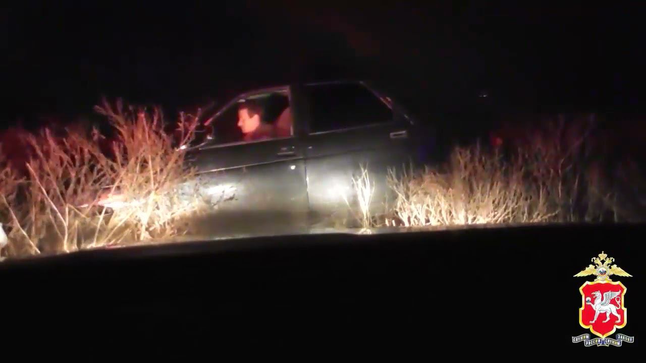 Как в блокбастере в Крыму пьяный водитель пытался уйти от полицейской погони смотреть онлайн