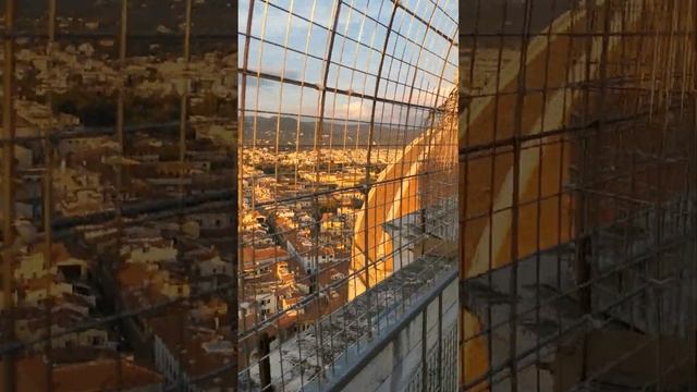 The top of Campanile di Giotto in Florence. смотреть онлайн