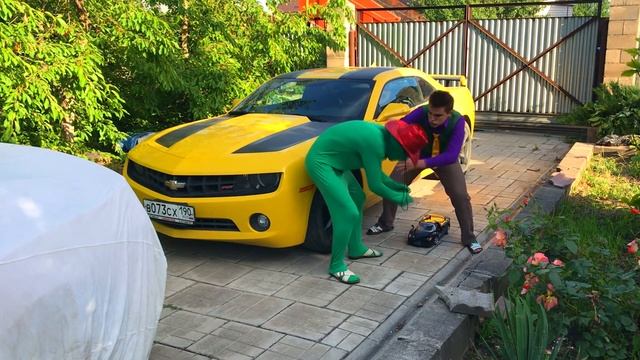 Mr. Joe on Ferrari 458 VS Green Man on Chevrolet Camaro in Funny Race for Kids смотреть онлайн