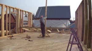 Подъем каркасной стены в одного при помощи удочки - Жирафа