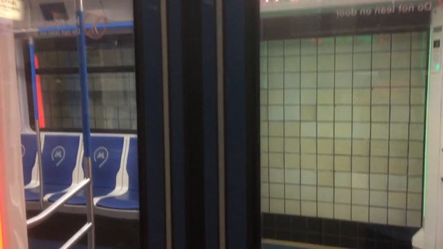 Метропоезд 81-765 на станции Новые Черёмушки смотреть онлайн