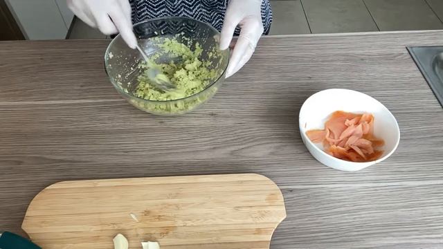 Салат из авокадо и копчёной рыбы. Сытный и очень вкусный перекус . смотреть онлайн