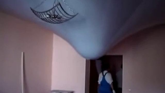 Вид натяжного потолка при затоплении водой (протечка) смотреть онлайн
