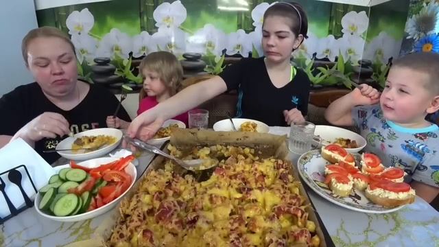 мукбанг/вкуснейшая картошка с мясом и сыром, бутерброды с чесночницей/любимый василëк, распаковка