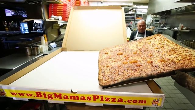 World’s Largest Deliverable Pizza Can Feed 50 People смотреть онлайн