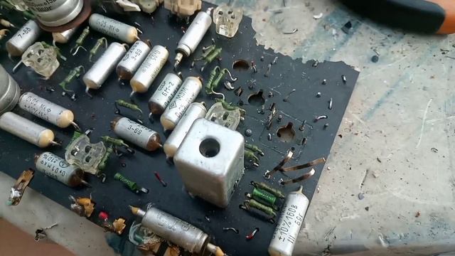 разбор радиоприемника вэф-12(vef-12) на радиодетали с содержанием драгоценных металлов