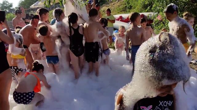 Пляж открытие сезона.