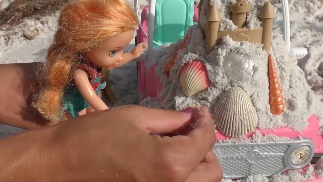 Elsa and Anna toddlers at the beach - prank - slide - boat - dog - water fun - splash смотреть онлайн